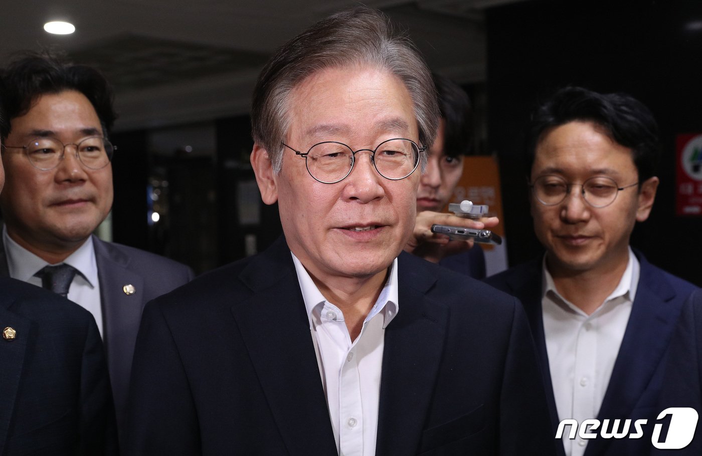 본문 이미지 - 이재명 더불어민주당 대표가 6일 오후 서울 여의도 국회에서 열린 제410회 국회(정기회) 제9차 본회의에서 '해병대 채상병 사망사건 진상규명' 특검법의 패스트트랙(신속처리안건) 지정 동의안 표결을 마친 뒤 취재진 질문에 답하고 있다. 2023.10.6/뉴스1 ⓒ News1 임세영 기자