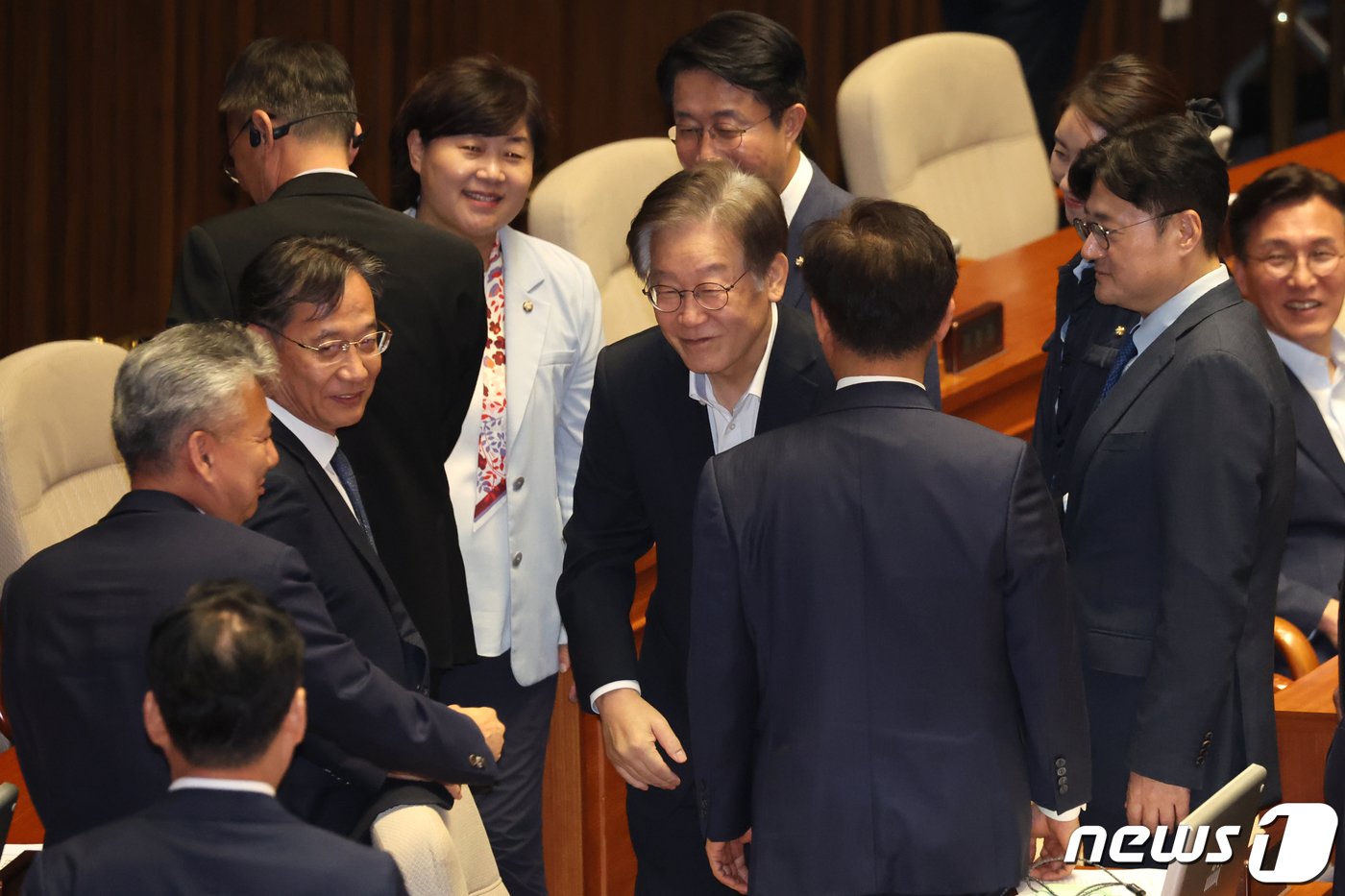 이재명 더불어민주당 대표가 6일 오후 서울 여의도 국회에서 열린 제410회 국회&#40;정기회&#41; 제9차 본회의에 참석, 순직 해병 수사 방해 및 사건 은폐 등의 진상규명을 위한 특별검사의 임명 등에 관한 법률안에 대한 신속처리안건&#40;패스트트랙&#41; 지정동의의 건 투표를 마치고 의원들과 대화하고 있다. 2023.10.6/뉴스1 ⓒ News1 황기선 기자