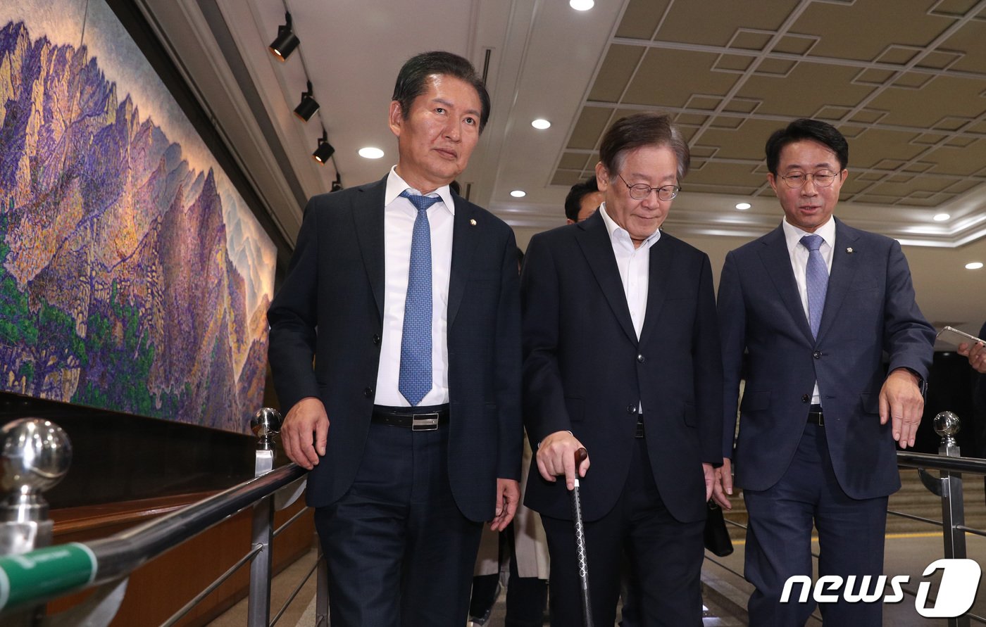 본문 이미지 - 이재명 더불어민주당 대표가 6일 오후 서울 여의도 국회에서 열린 제410회 국회(정기회) 제9차 본회의에서 '해병대 채상병 사망사건 진상규명' 특검법의 패스트트랙(신속처리안건) 지정 동의안 표결을 마친 뒤 국회를 나서고있다. 2023.10.6/뉴스1 ⓒ News1 임세영 기자