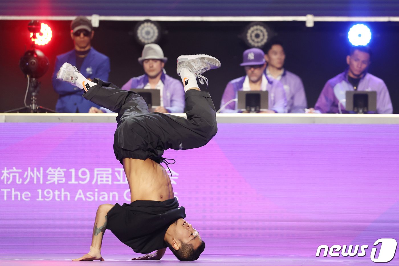 6일 오후 중국 항저우 궁수 캐널 스포츠파크 체육관에서 열린 2022 항저우 아시안게임 브레이킹 프리셀렉션에서 대한민국 홍텐&#40;김홍열&#41;이 무대를 선보이고 있다. 홍텐은 이날 예선을 시작으로 16강 조별리그 경기까지 통과해 8강 진출에 성공했다. 2023.10.6/뉴스1 ⓒ News1 민경석 기자