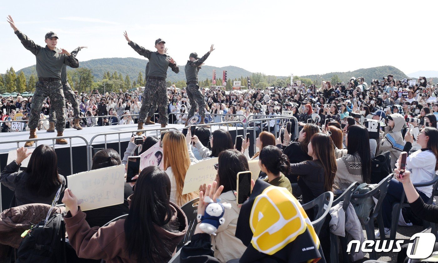 계룡군문화축제 개막 식전행사로 열린 육군 특별공연에서 관람객들이 환호하고 있다. 2023.10.6 /뉴스1 ⓒNews1 송원섭 기자