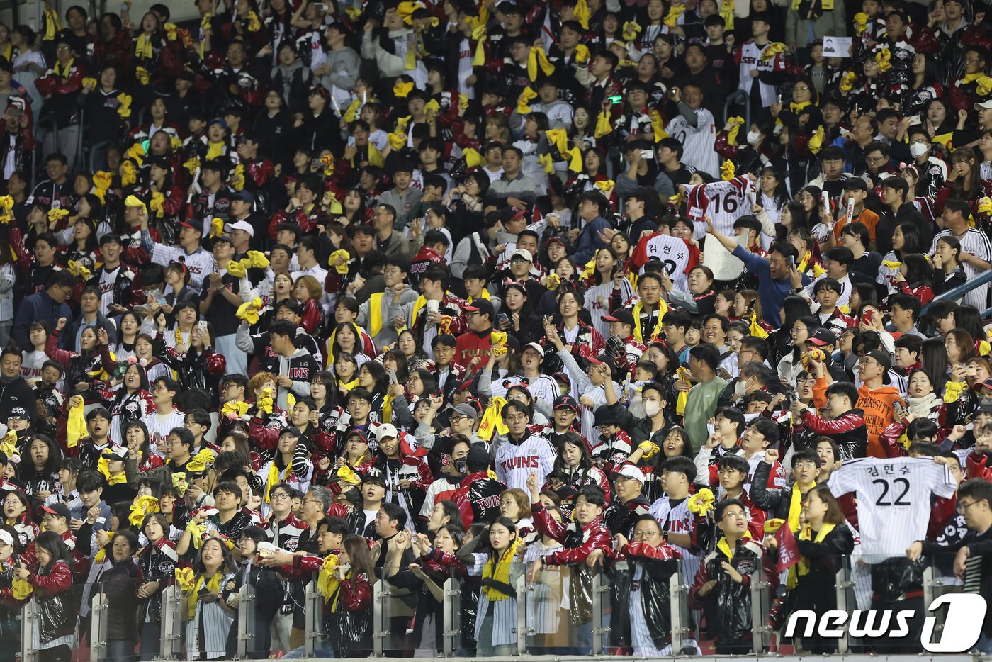 본문 이미지 - 6일 오후 서울 송파구 잠실야구장에서 열린 프로야구 KIA 타이거즈와 LG의 경기에서 관중들이 열띤 응원을 하고 있다. 이날 LG 트윈스 팬들은 29년 만에 정규리그 1위를 확정하고 처음 안방인 서울 잠실구장으로 돌아온 LG를 만원 관중으로 반겼다. (LG트윈스 제공) 2023.10.6/뉴스1