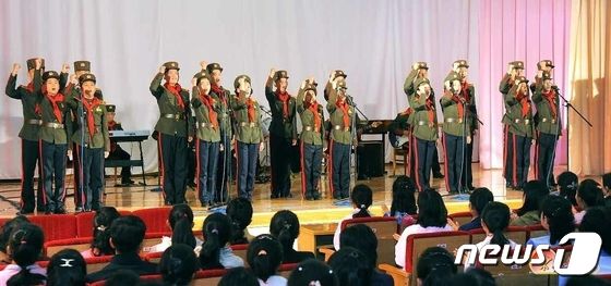 '경제선동' 공연하는 북한 만경대혁명학원 원아들