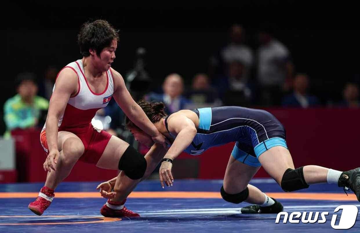 본문 이미지 - (평양 노동신문=뉴스1) 지난해 아시안게임에서 금메달을 땄던 북한 레슬링의 문현경. [국내에서만 사용가능. 재배포 금지. DB 금지. For Use Only in the Republic of Korea. Redistribution Prohibited] rodongphoto@news1.kr