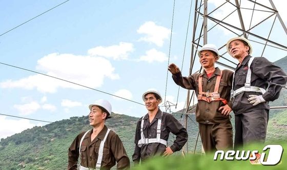 '조국의 부국번영' 다짐하는 북한 청진시 송배전소 근로자들