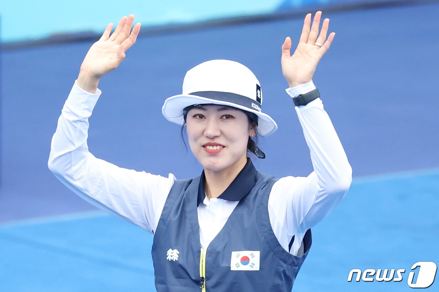 본문 이미지 - 7일 오전 중국 항저우 푸양 인후 스포츠센터 양궁장에서 열린 2022 항저우 아시안게임 양궁 컴파운드 여자 개인전 인도와의 결승에서 대한민국 소채원이 은메달을 확정지은 뒤 관중들을 향해 인사하고 있다. 2023.10.7/뉴스1 ⓒ News1 민경석 기자