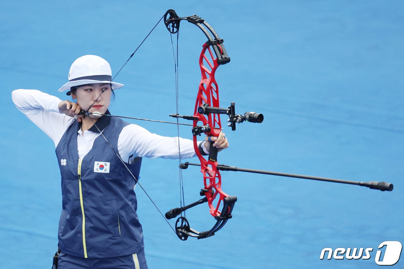 7일 오전 중국 항저우 푸양 인후 스포츠센터 양궁장에서 열린 2022 항저우 아시안게임 양궁 컴파운드 여자 개인전 인도와의 결승에서 대한민국 소채원이 활시위를 당기고 있다. 소채원은 이날 경기에서 인도의 조띠 수레카 벤남에게 패해 은메달을 확정지었다. 2023.10.7/뉴스1 ⓒ News1 민경석 기자