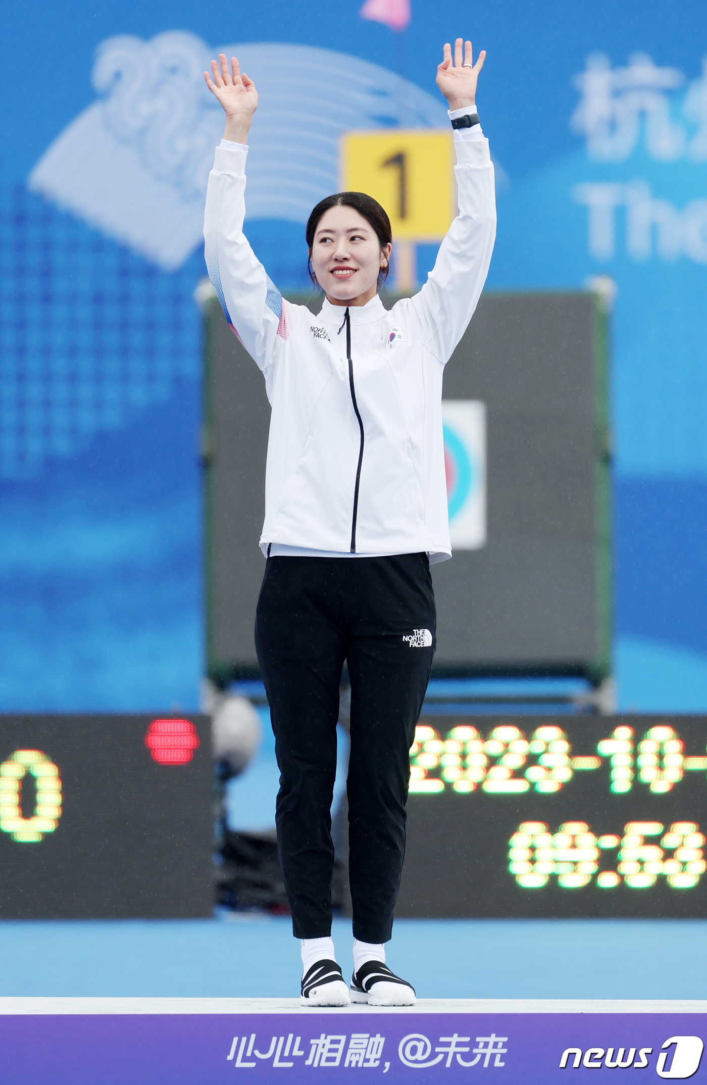 (항저우(중국)뉴스1) 민경석 기자 = 7일 오전 중국 항저우 푸양 인후 스포츠센터 양궁장에서 열린 2022 항저우 아시안게임 양궁 컴파운드 여자 개인전에서 2위를 차지해 은메달을 …