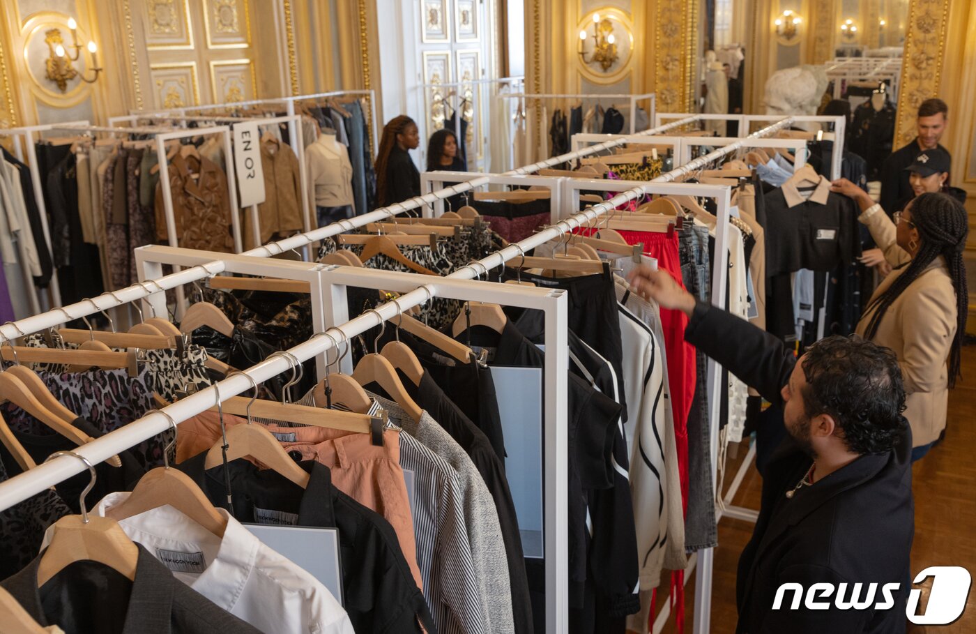 본문 이미지 - 6일(현지시간) 프랑스 파리 팔레 비비엔(Palais Vivienne)에서 열린 '더 셀렉츠(The Selects)' 쇼룸에서 패션 산업 관계자들이 한국 디자이너들의 2024 S/S 의상을 살펴보고 있다. 2023.10.7/뉴스1 ⓒ News1 이준성 기자