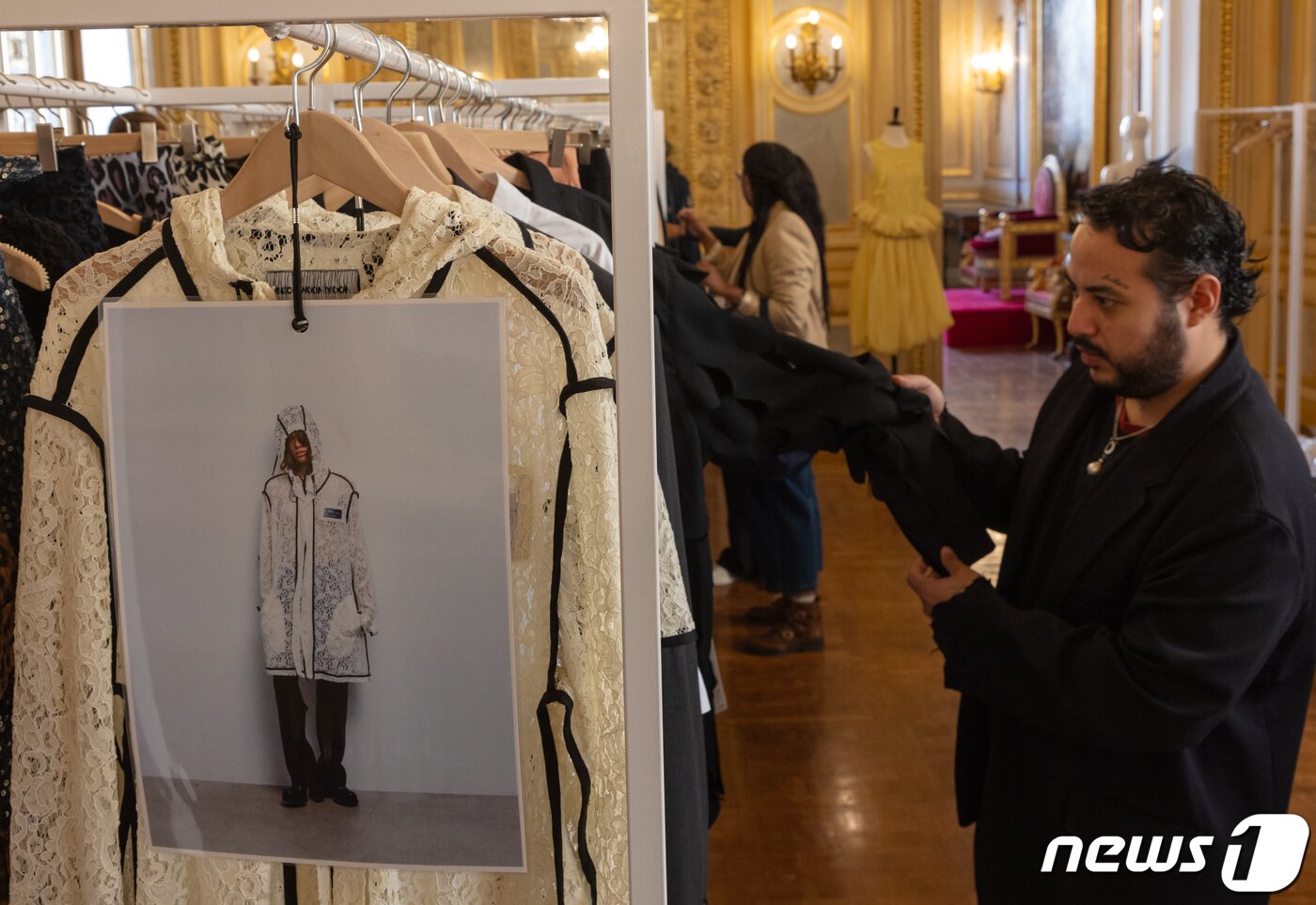 본문 이미지 - 6일(현지시간) 프랑스 파리 팔레 비비엔(Palais Vivienne)에서 열린 '더 셀렉츠(The Selects)' 쇼룸에서 패션 산업 관계자들이 한국 디자이너들의 2024 S/S 의상을 살펴보고 있다. 2023.10.7/뉴스1 ⓒ News1 이준성 기자