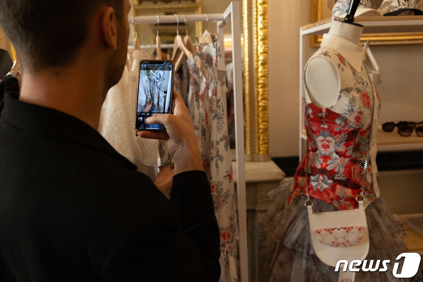 본문 이미지 - 6일(현지시간) 프랑스 파리 팔레 비비엔(Palais Vivienne)에서 열린 '더 셀렉츠(The Selects)' 쇼룸에서 패션 산업 관계자들이 한국 디자이너들의 2024 S/S 의상을 살펴보고 있다. 2023.10.7/뉴스1 ⓒ News1 이준성 기자