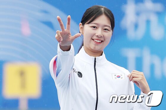 7일 오전 중국 항저우 푸양 인후 스포츠센터 양궁장에서 열린 2022 항저우 아시안게임 양궁 리커브 여자 개인전에서 금메달을 목에 건 임시현이 시상대에 올라 아시안게임 3관왕의 의미를 담아 손가락 세 개를 펼치며 환하게 웃고 있다. 2023.10.7/뉴스1 © News1 민경석 기자