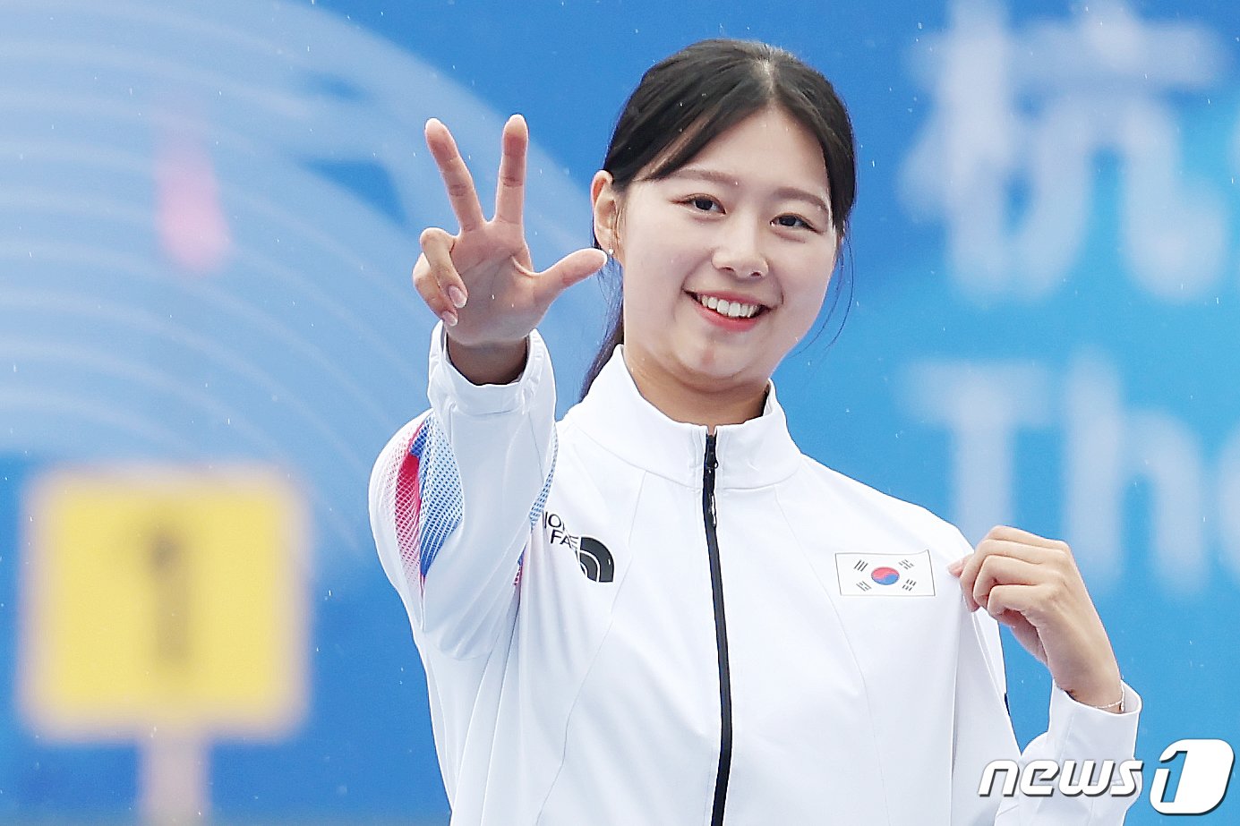 본문 이미지 - 7일 오전 중국 항저우 푸양 인후 스포츠센터 양궁장에서 열린 2022 항저우 아시안게임 양궁 리커브 여자 개인전에서 금메달을 목에 건 임시현이 시상대에 올라 아시안게임 3관왕의 의미를 담아 손가락 세 개를 펼치며 환하게 웃고 있다. 앞서 혼성 단체전과 여자 단체전에서 금메달을 합작했던 임시현은 개인전까지 석권하며 아시안게임 3관왕을 달성했다. 2023.10.7/뉴스1 ⓒ News1 민경석 기자