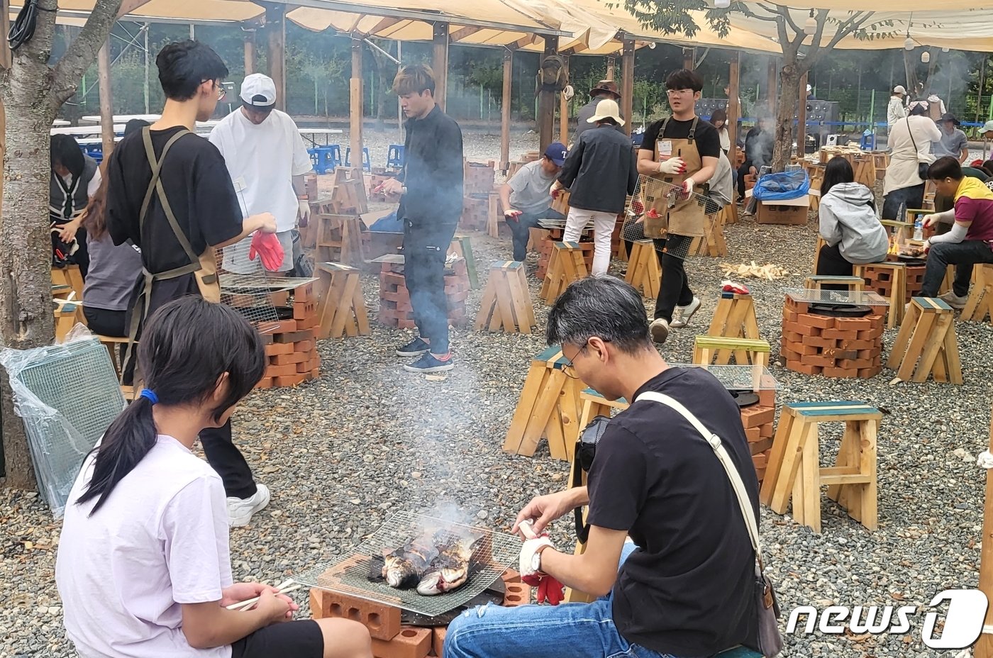 7일 전북 완주군 고산자연휴양림 일원에서 열린 완주와일드&로컬푸드 축제를 찾은 관광객들이 직접 잡을 물고기를 요리하고 있다. 2023.10.7/뉴스1 ⓒ News1 강교현 기자