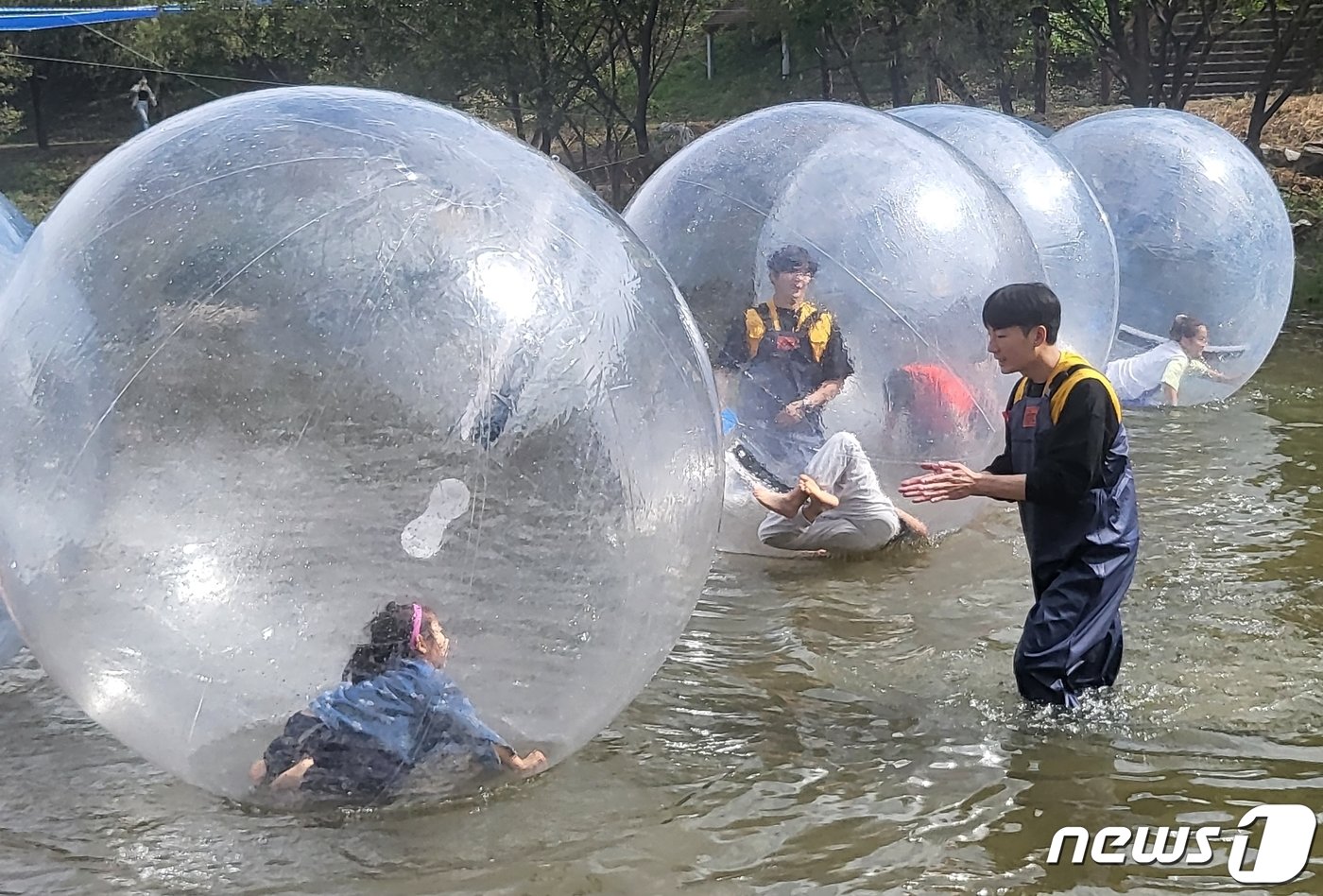 7일 전북 완주군 고산자연휴양림 일원에서 열린 완주와일드&로컬푸드 축제를 찾은 아이들이 워터볼 체험을 하고 있다. 2023.10.7/뉴스1 ⓒ News1 강교현 기자