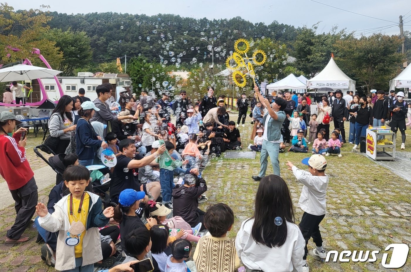 7일 전북 완주군 고산자연휴양림 일원에서 열린 완주와일드&로컬푸드 축제를 찾은 관광객들이 비눗방울 공연을 관람하고 있다. 2023.10.7/뉴스1 강교현기자