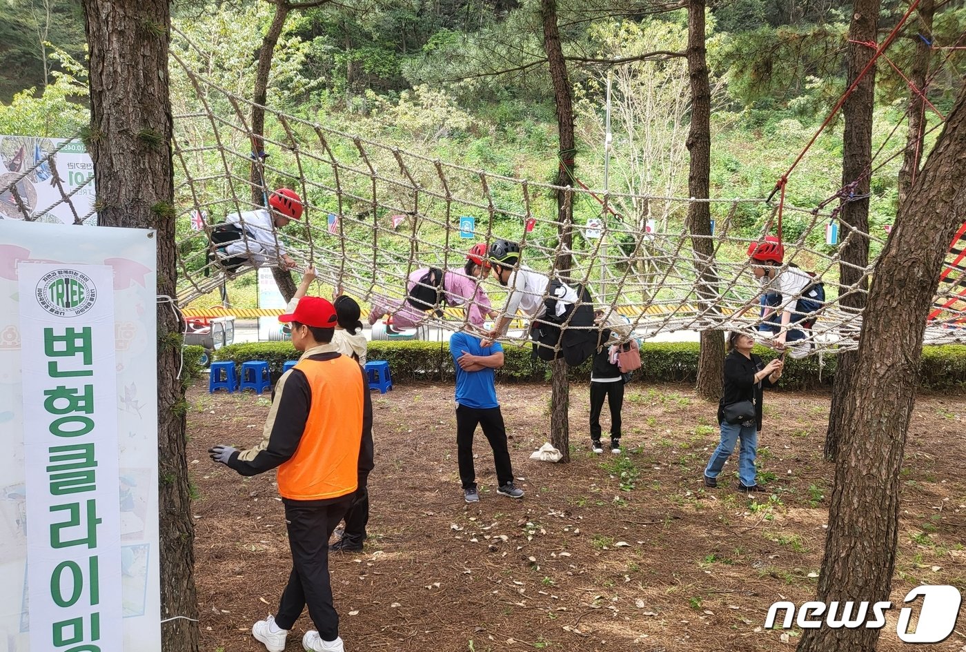 7일 전북 완주군 고산자연휴양림 일원에서 열린 완주와일드&로컬푸드 축제를 찾은 어린이들이 변형 클레이밍 체험을 하고 있다. 2023.10.7/뉴스1 ⓒ News1 강교현 기자