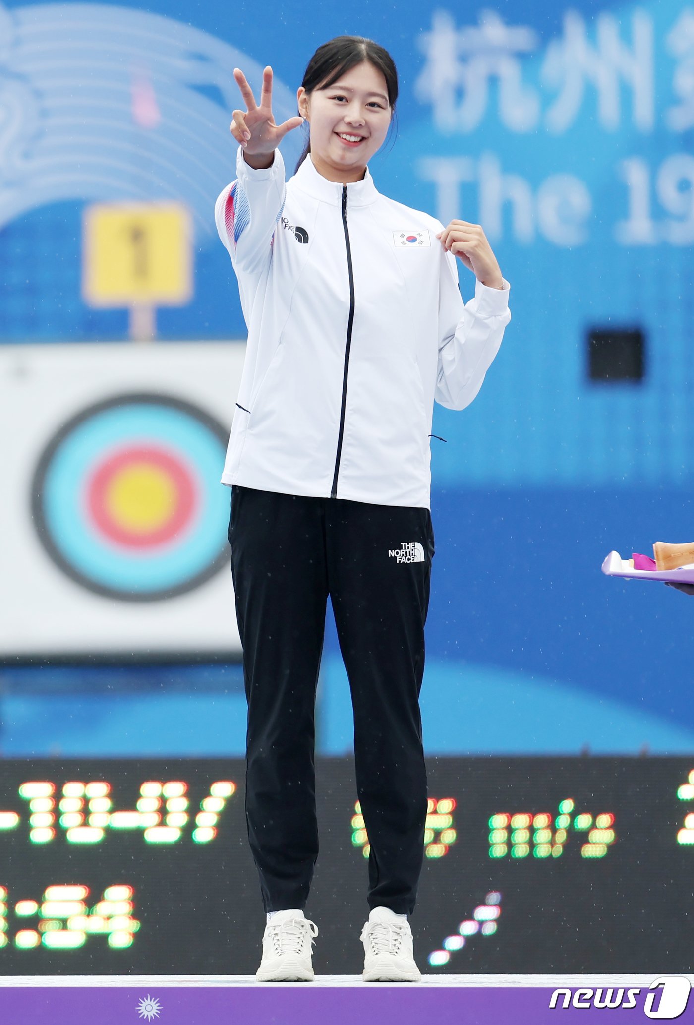 본문 이미지 - 7일 오전 중국 항저우 푸양 인후 스포츠센터 양궁장에서 열린 2022 항저우 아시안게임 양궁 리커브 여자 개인전에서 금메달을 목에 건 임시현이 시상대에 올라 아시안게임 3관왕의 의미를 담아 손가락 세 개를 펼치며 환하게 웃고 있다. 2023.10.7/뉴스1 ⓒ News1 민경석 기자