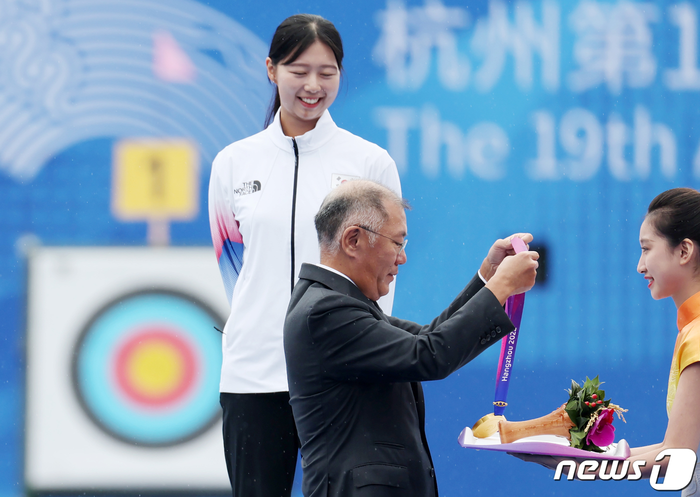 (항저우(중국)=뉴스1) 민경석 기자 = 대한양궁협회 회장을 맡고 있는 정의선 현대자동차그룹 회장이 7일 오전 중국 항저우 푸양 인후 스포츠센터 양궁장에서 열린 2022 항저우 아 …