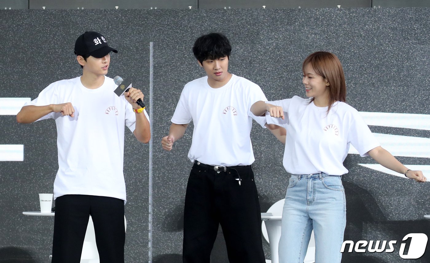 본문 이미지 - 배우 송중기와 홍사빈(가운데)이 일 부산 해운대구 영화의전당 BIFFXGENESIS 야외무대에서 열린 제28회 부산국제영화제 영화 ‘화란’ 오픈토크에서 김형서(비비)에게 뉴진스의 '하입보이' 안무를 전수받고 있다. ⓒ News1 권현진 기자