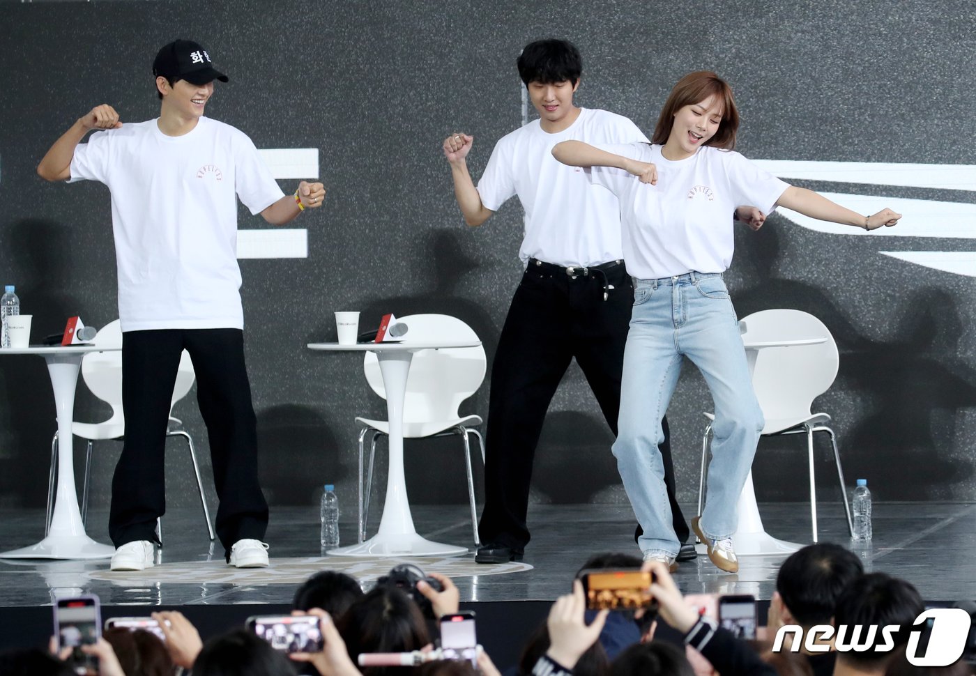 본문 이미지 - 배우 송중기(왼쪽부터)와 홍사빈, 김형서(비비)가 7일 부산 해운대구 영화의전당 BIFFXGENESIS 야외무대에서 열린 제28회 부산국제영화제 영화 ‘화란’ 오픈토크에서 뉴진스의 '하입보이'를 선보이고 있다. ⓒ News1 권현진 기자