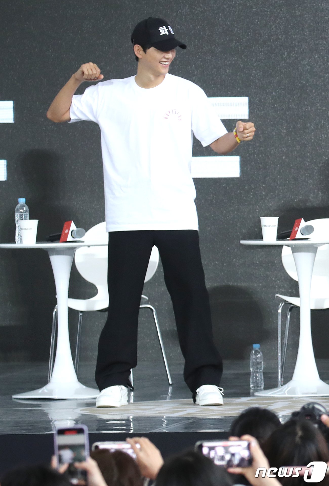 본문 이미지 - 배우 송중기가 7일 부산 해운대구 영화의전당 BIFFXGENESIS 야외무대에서 열린 제28회 부산국제영화제 영화 ‘화란’ 오픈토크에서 뉴진스의 '하입보이'를 선보이고 있다. ⓒ News1 권현진 기자