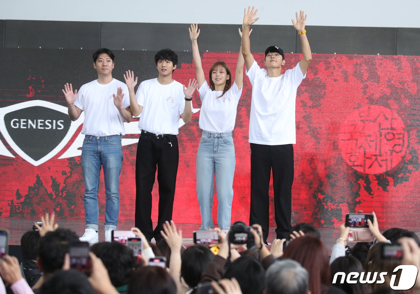 김창훈 감독과 배우 홍사빈&#40;왼쪽부터&#41;과 김형서&#40;비비&#41;, 송중기가 7일 부산 해운대구 영화의전당 BIFFXGENESIS 야외무대에서 열린 제28회 부산국제영화제 영화 ‘화란’ 오픈토크에서 인사를 하고 있다. ⓒ News1 권현진 기자