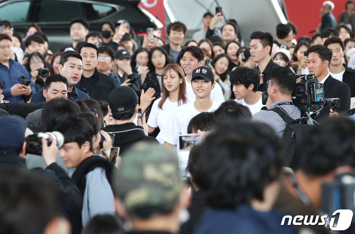 본문 이미지 - 배우 송중기가 7일 부산 해운대구 영화의전당 BIFFXGENESIS 야외무대에서 열린 제28회 부산국제영화제 영화 ‘화란’ 오픈토크를 마친 뒤 객석으로 내려가 팬과 인사를 나누고 있다. ⓒ News1 권현진 기자