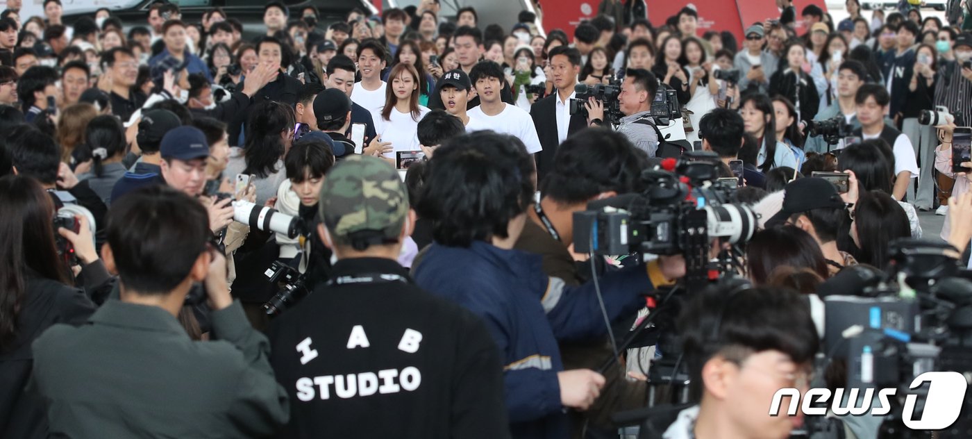 본문 이미지 - 배우 송중기가 7일 부산 해운대구 영화의전당 BIFFXGENESIS 야외무대에서 열린 제28회 부산국제영화제 영화 ‘화란’ 오픈토크를 마친 뒤 객석으로 내려가 팬과 인사를 나누고 있다. ⓒ News1 권현진 기자