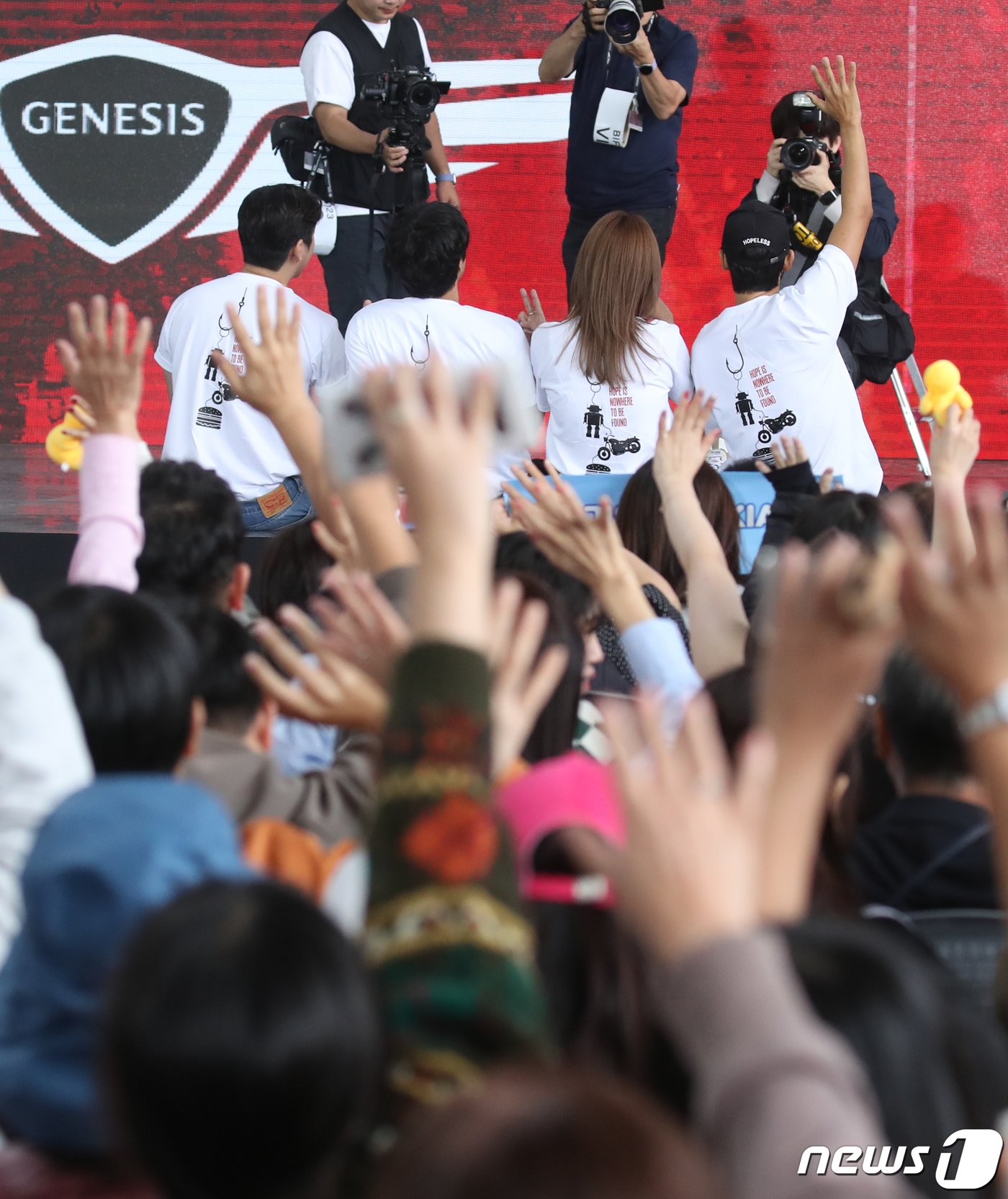 본문 이미지 - 김창훈 감독(왼쪽부터)과 배우 홍사빈, 김형서(비비), 송중기가 7일 부산 해운대구 영화의전당 BIFFXGENESIS 야외무대에서 열린 제28회 부산국제영화제 영화 ‘화란’ 오픈토크를 마친 뒤 기념 촬영을 하고 있다. ⓒ News1 권현진 기자