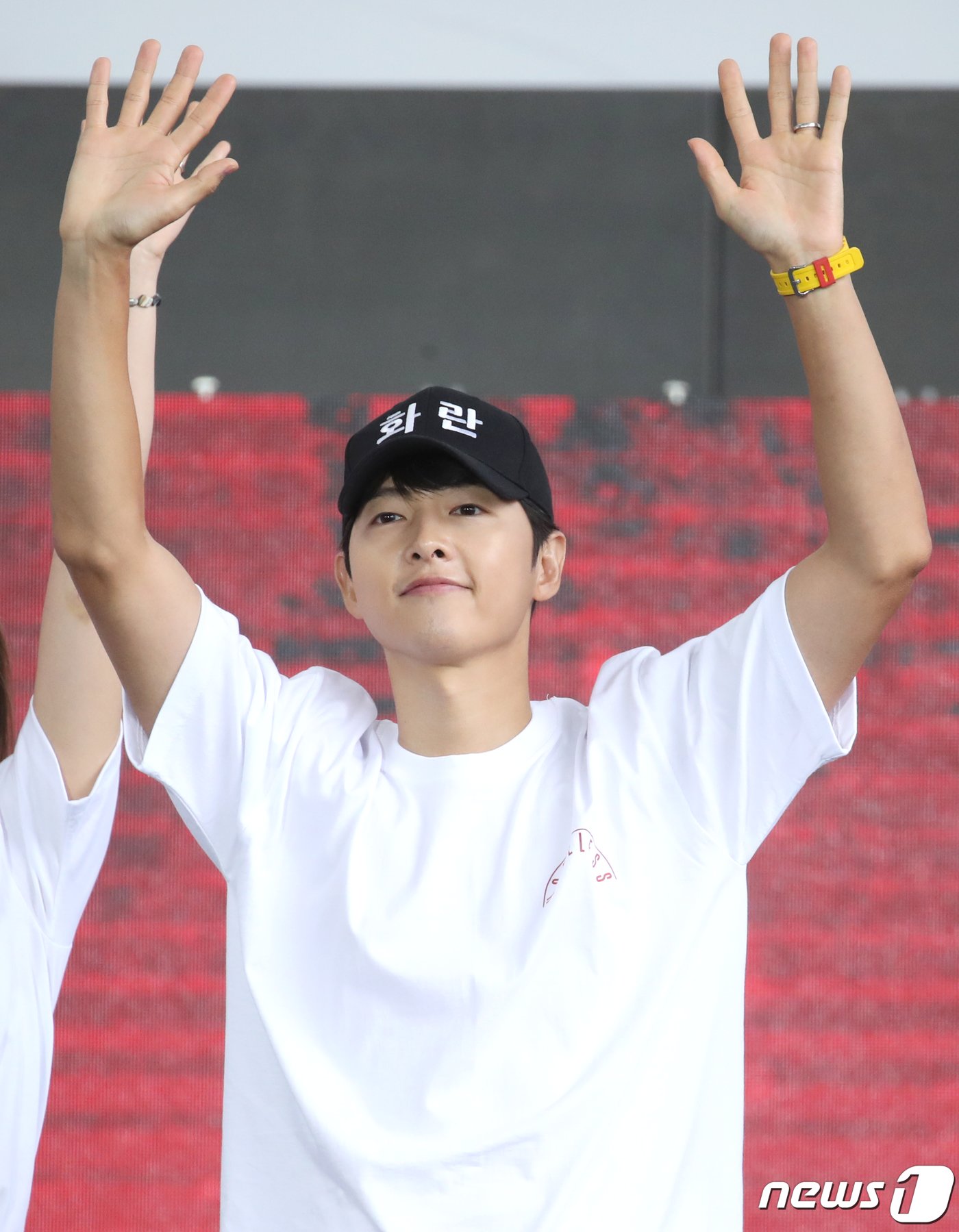 본문 이미지 - 배우 송중기가 7일 부산 해운대구 영화의전당 BIFFXGENESIS 야외무대에서 열린 제28회 부산국제영화제 영화 ‘화란’ 오픈토크에서 손 인사를 하고 있다. ⓒ News1 권현진 기자