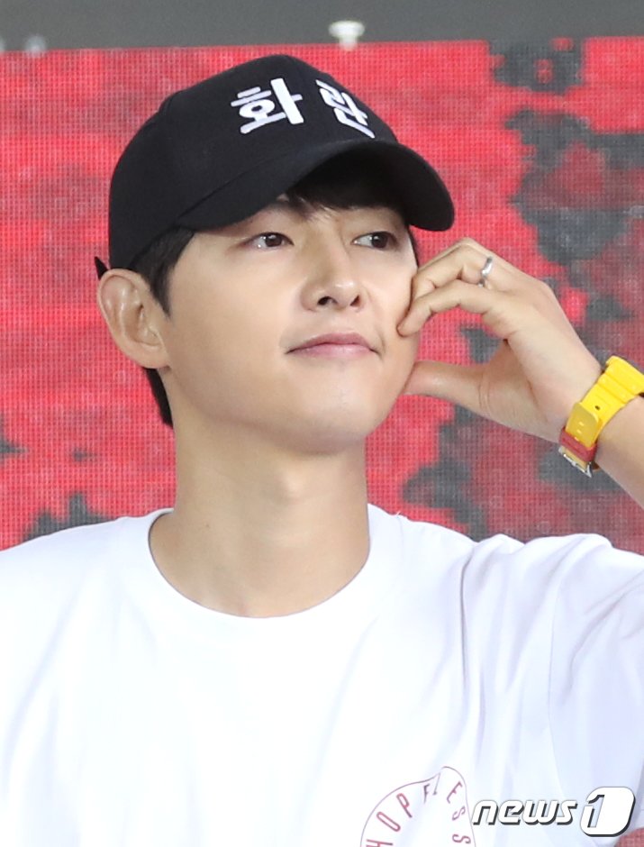 본문 이미지 - 배우 송중기가 7일 부산 해운대구 영화의전당 BIFFXGENESIS 야외무대에서 열린 제28회 부산국제영화제 영화 ‘화란’ 오픈토크에서 볼하트를 그리고 있다. ⓒ News1 권현진 기자