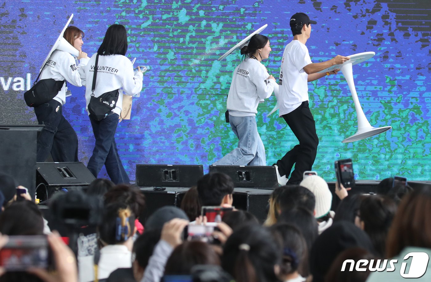 본문 이미지 - 배우 송중기(오른쪽)가 7일 부산 해운대구 영화의전당 BIFFXGENESIS 야외무대에서 열린 제28회 부산국제영화제 영화 ‘화란’ 오픈토크를 마친 뒤 자원봉사자들을 도와 의자를 옮기고 있다. 2023.10.7/뉴스1 ⓒ News1 권현진 기자