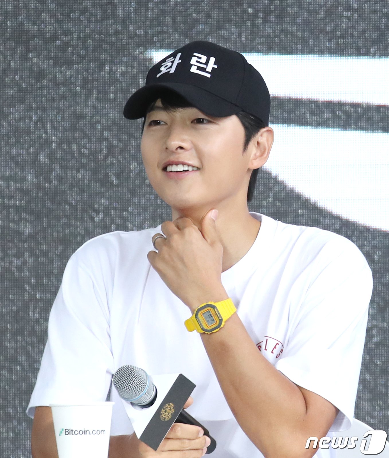 본문 이미지 - 배우 송중기가 7일 부산 해운대구 영화의전당 BIFFXGENESIS 야외무대에서 열린 제28회 부산국제영화제 영화 ‘화란’ 오픈토크에서 미소를 짓고 있다. ⓒ News1 권현진 기자