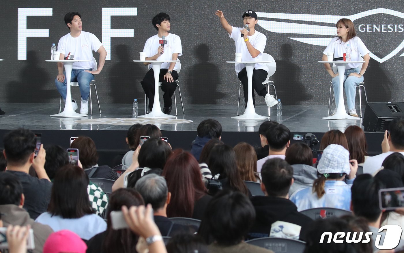 본문 이미지 - 배우 송중기가 7일 부산 해운대구 영화의전당 BIFFXGENESIS 야외무대에서 열린 제28회 부산국제영화제 영화 ‘화란’ 오픈토크에서 팬과 소통하고 있다. ⓒ News1 권현진 기자