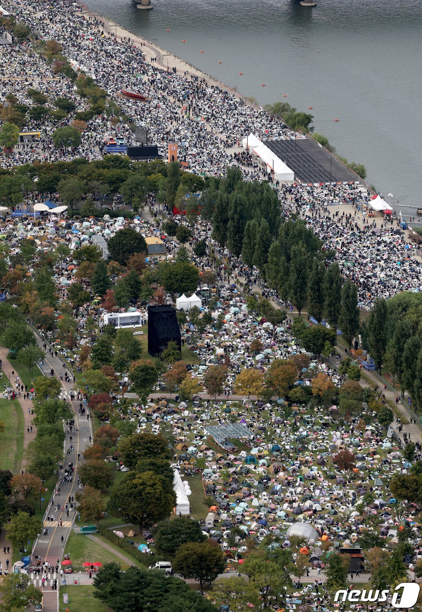 본문 이미지 - 7일 오후 서울 여의도 한강공원에서 열린 '2023 서울세계불꽃축제' 행사장이 관람객들로 붐비고 있다. 올해 축제는 '다채로운 색깔로 내일의 세상을 환하게 비추는 밝은 미래'(Lights of Tomorrow)라는 주제로 열린다. 2023.10.7/뉴스1 ⓒ News1 장수영 기자