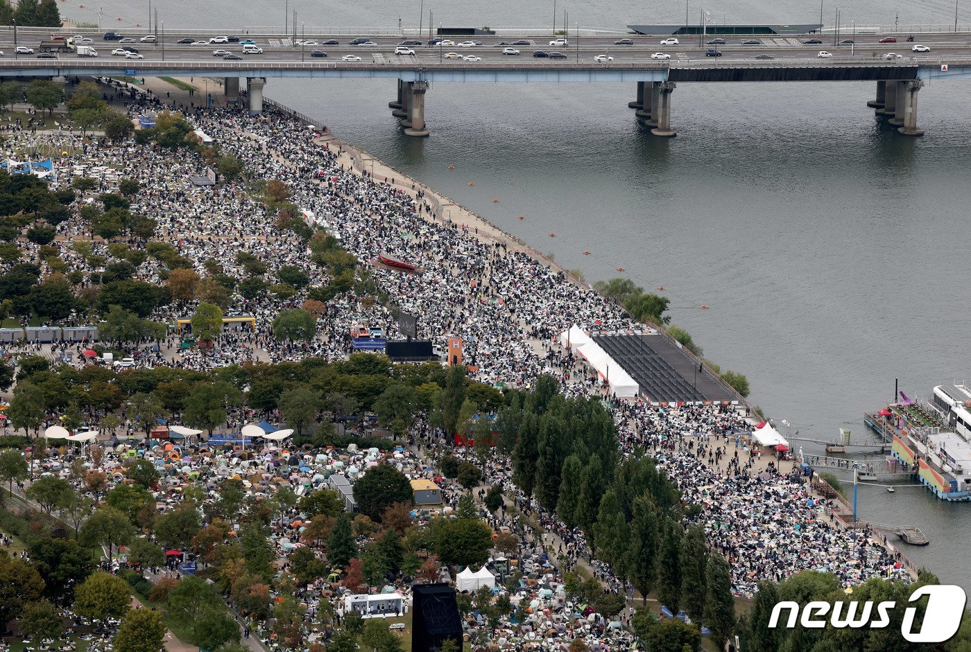 7일 오후 서울 여의도 한강공원에서 열린 &#39;2023 서울세계불꽃축제&#39; 행사장이 관람객들로 붐비고 있다. 올해 축제는 &#39;다채로운 색깔로 내일의 세상을 환하게 비추는 밝은 미래&#39;&#40;Lights of Tomorrow&#41;라는 주제로 열린다. 2023.10.7/뉴스1 ⓒ News1 장수영 기자