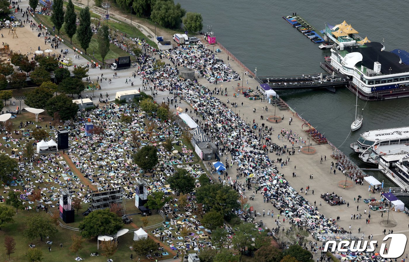 본문 이미지 - 7일 오후 서울 여의도 한강공원에서 열린 '2023 서울세계불꽃축제' 행사장이 관람객들로 붐비고 있다. 올해 축제는 '다채로운 색깔로 내일의 세상을 환하게 비추는 밝은 미래'(Lights of Tomorrow)라는 주제로 열린다. 2023.10.7/뉴스1 ⓒ News1 장수영 기자