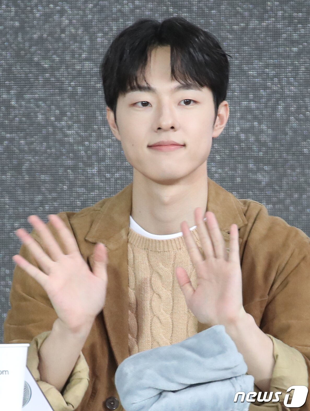 본문 이미지 - 배우 김동휘가 7일 부산 해운대구 영화의전당 BIFFXGENESIS 야외무대에서 열린 제28회 부산국제영화제 영화 ‘거래’ 오픈토크에서 인사를 하고 있다. 2023.10.7/뉴스1 ⓒ News1 권현진 기자