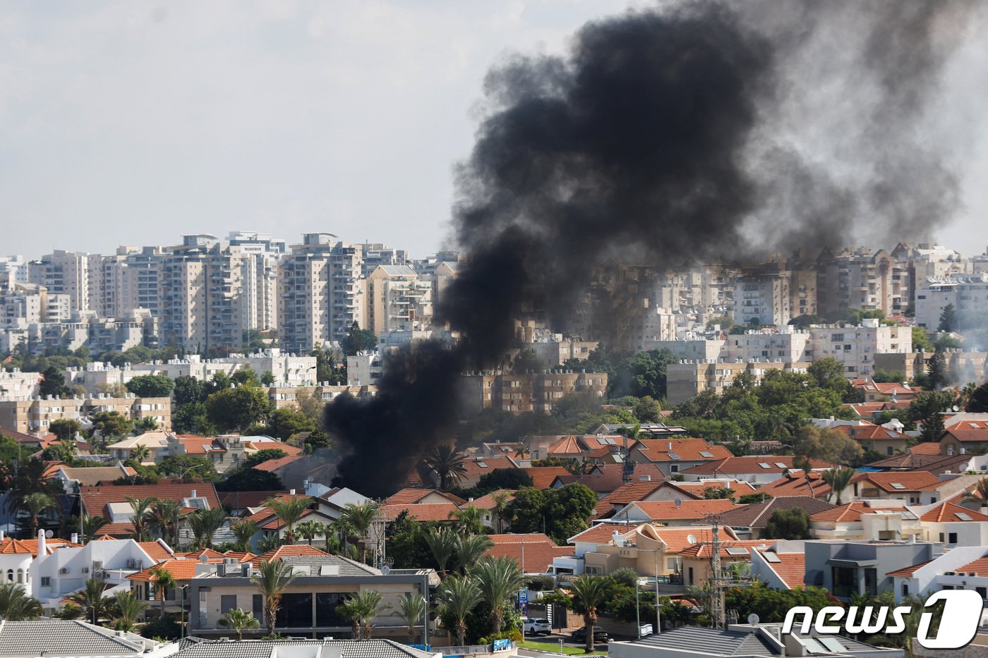 본문 이미지 - 지난해 10월7일(현지시간) 팔레스타인 가자지구에서 이스라엘 쪽으로 로켓이 발사되며 이스라엘 남부 아슈켈론에서 연기가 나고 있다. 23.10.07 ⓒ 로이터=뉴스1 ⓒ News1 김예슬 기자
