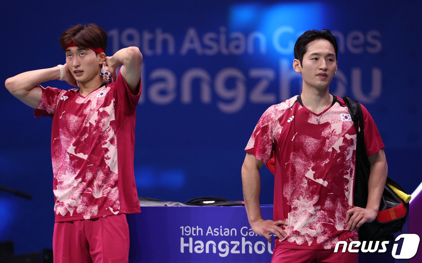 본문 이미지 - 최솔규와 김원호가 7일 중국 항저우 빈장체육관에서 열린 2022 항저우 아시안게임 배드민턴 남자 복식 결승 인도 사트윅세라지 란키레디-치라그 셰티와의 경기에서 진 후 서로를 격려하고 있다. 2023.10.7/뉴스1 ⓒ News1 신웅수 기자