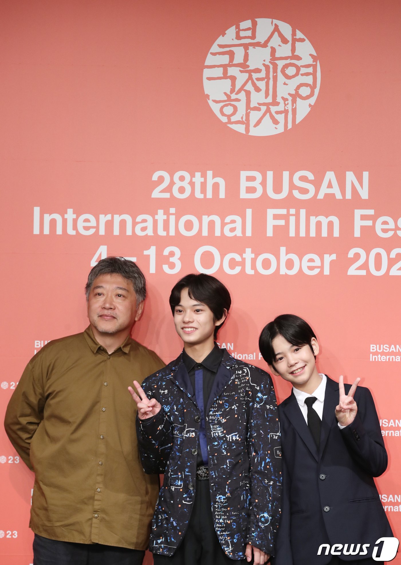 본문 이미지 - 고레에다 히로카즈 감독(왼쪽부터)과 배우 쿠로카와 소야, 히이리기 히나타가 6일 오후 부산 해운대구 KNN시어터에서 진행된 갈라 프레젠테이션 '괴물' 기자회견에서포즈를 취하고 있다. 2023.10.7/뉴스1 ⓒ News1 권현진 기자