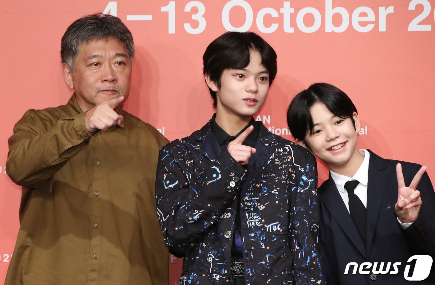 본문 이미지 - 고레에다 히로카즈 감독(왼쪽부터)과 배우 쿠로카와 소야, 히이리기 히나타가 6일 오후 부산 해운대구 KNN시어터에서 진행된 갈라 프레젠테이션 '괴물' 기자회견에서 포즈를 취하고 있다. 2023.10.7/뉴스1 ⓒ News1 권현진 기자