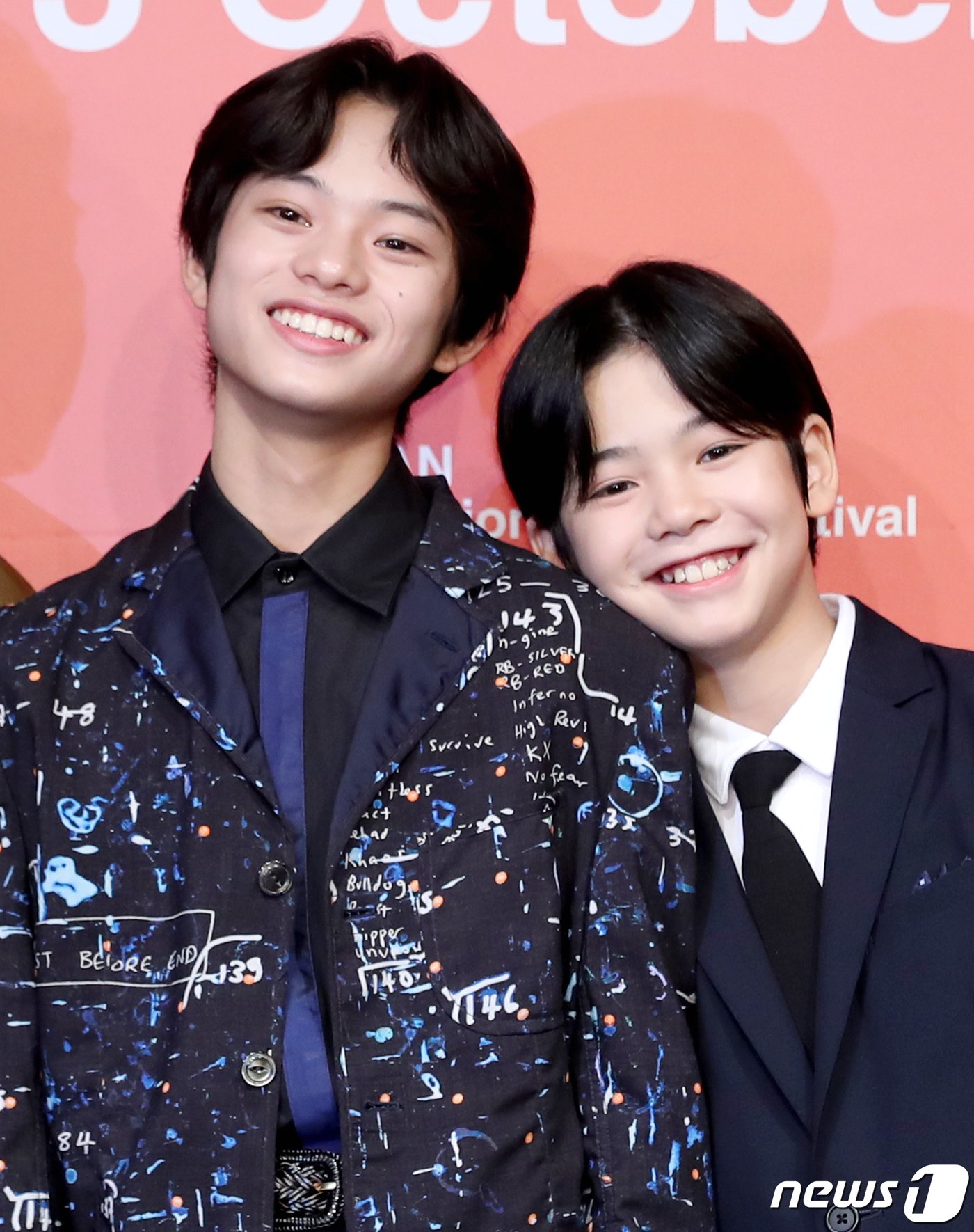 본문 이미지 - 배우 쿠로카와 소야와 히이리기 히나타(오른쪽)가 6일 오후 부산 해운대구 KNN시어터에서 진행된 갈라 프레젠테이션 '괴물' 기자회견에서포즈를 취하고 있다. 2023.10.7/뉴스1 ⓒ News1 권현진 기자