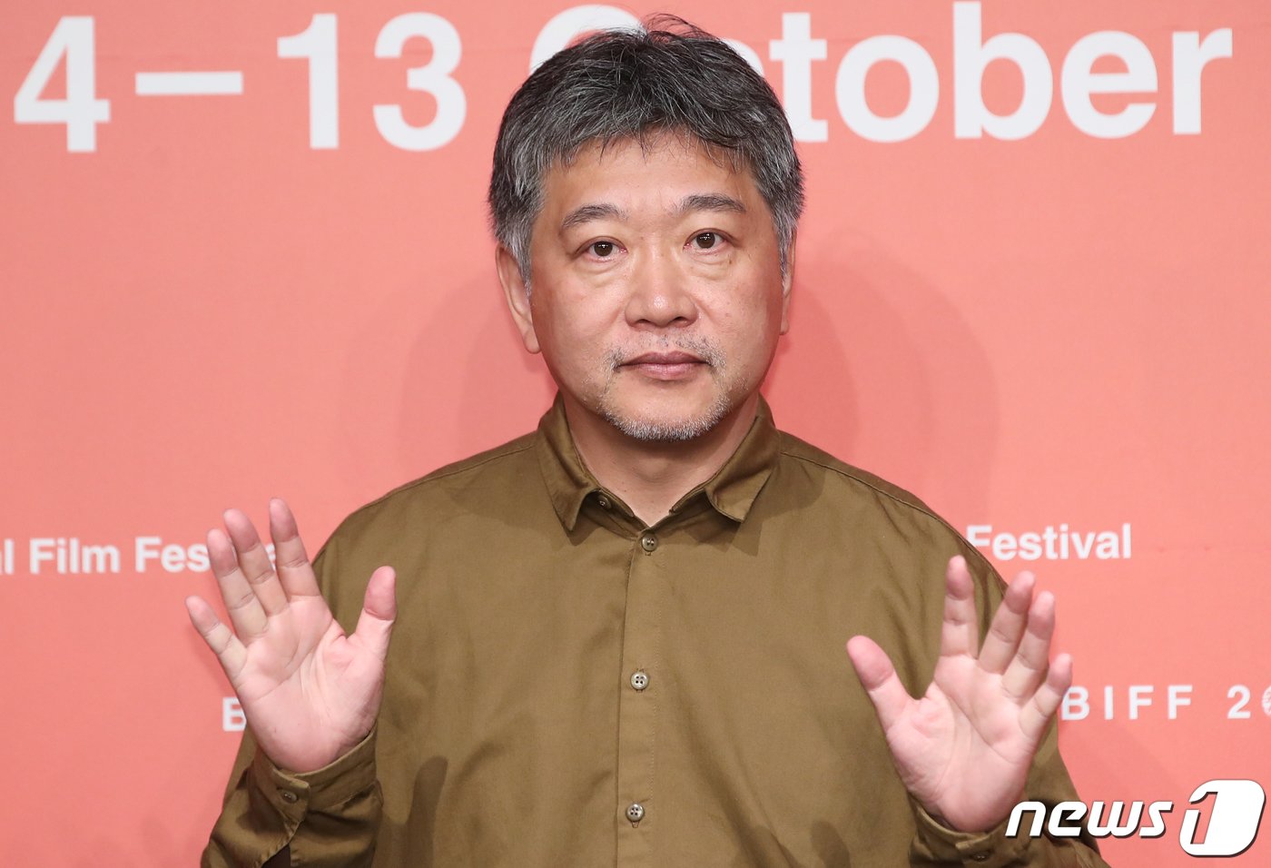 본문 이미지 - 고레에다 히로카즈 감독이 6일 오후 부산 해운대구 KNN시어터에서 진행된 갈라 프레젠테이션 '괴물' 기자회견에서포즈를 취하고 있다. 2023.10.7/뉴스1 ⓒ News1 권현진 기자