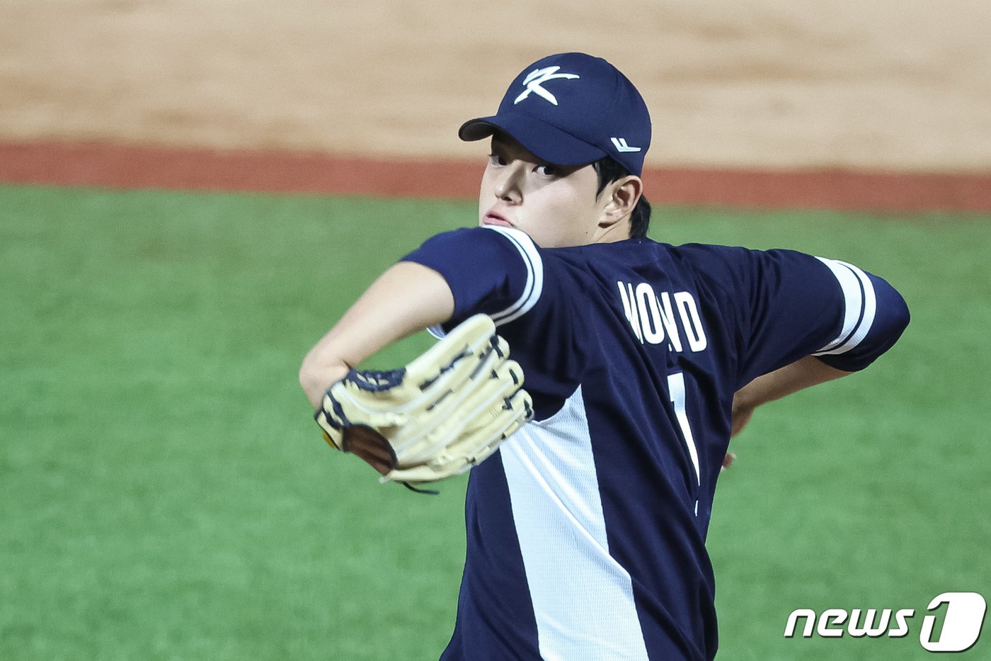 본문 이미지 - 한국 선발 문동주가 7일 중국 사오싱 야구·소프트볼 스포츠센터 1구장에서 열린 2022 항저우 아시안게임 야구 결승 대한민국과 대만의 경기에서 역투하고 있다. 2023.10.7/뉴스1 ⓒ News1 유승관 기자