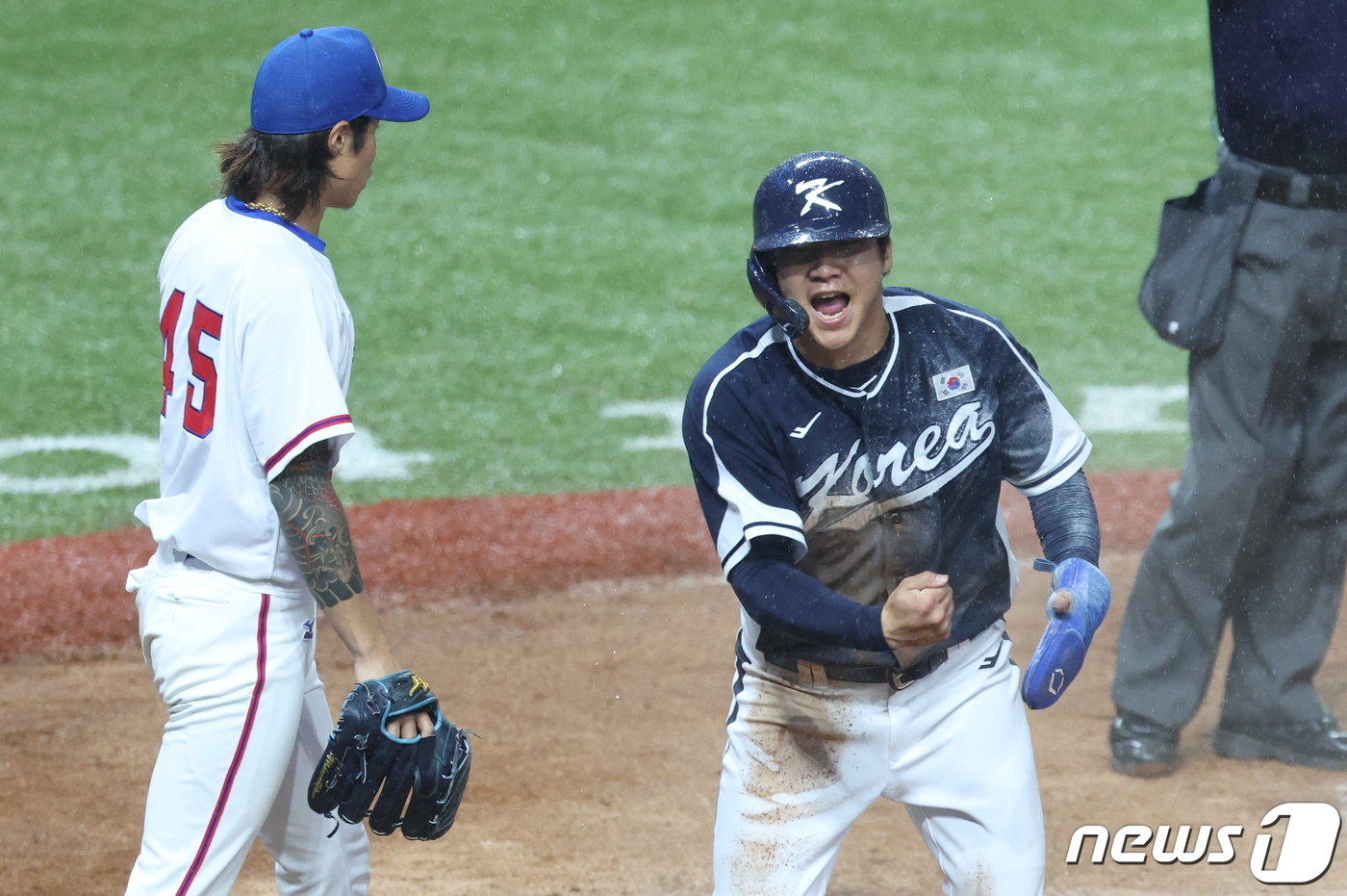 본문 이미지 - 7일 중국 항저우 사오싱 야구·소프트볼 스포츠센터 제1구장에서 열린 2022 항저우 아시안게임 결승 대한민국과 대만의 경기 2회초 1사 3루 김주원의 희생플라이 상황 3루주자 문보경이 득점 후 환호하고 있다. 2023.10.7/뉴스1 ⓒ News1 유승관 기자