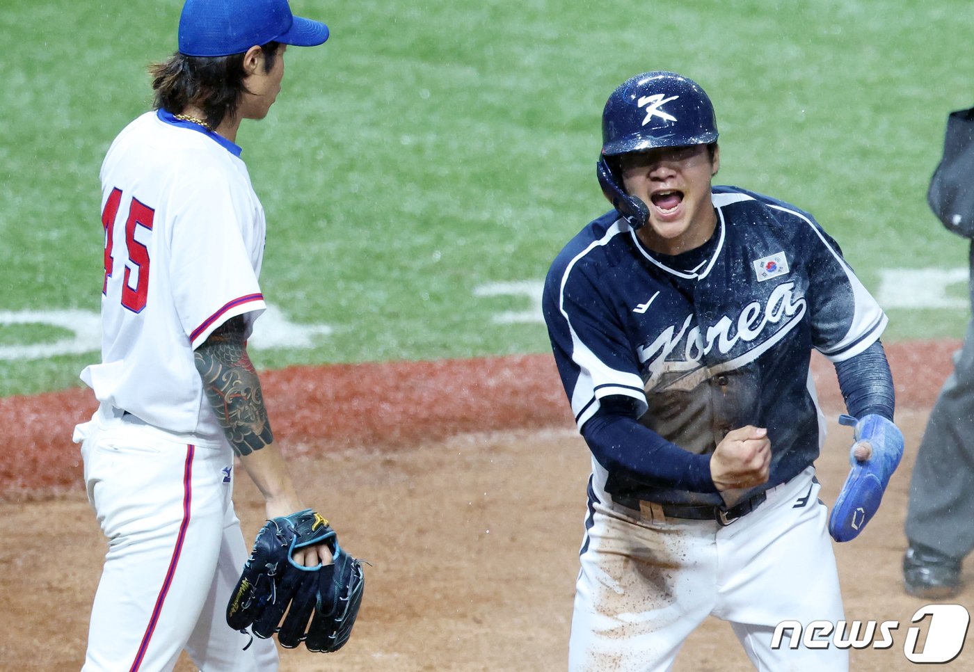 본문 이미지 - 7일 중국 항저우 사오싱 야구·소프트볼 스포츠센터 제1구장에서 열린 2022 항저우 아시안게임 결승 대한민국과 대만의 경기 2회초 1사 3루 김주원의 희생플라이 상황 3루주자 문보경이 득점 후 환호하고 있다. 2023.10.7/뉴스1 ⓒ News1 유승관 기자