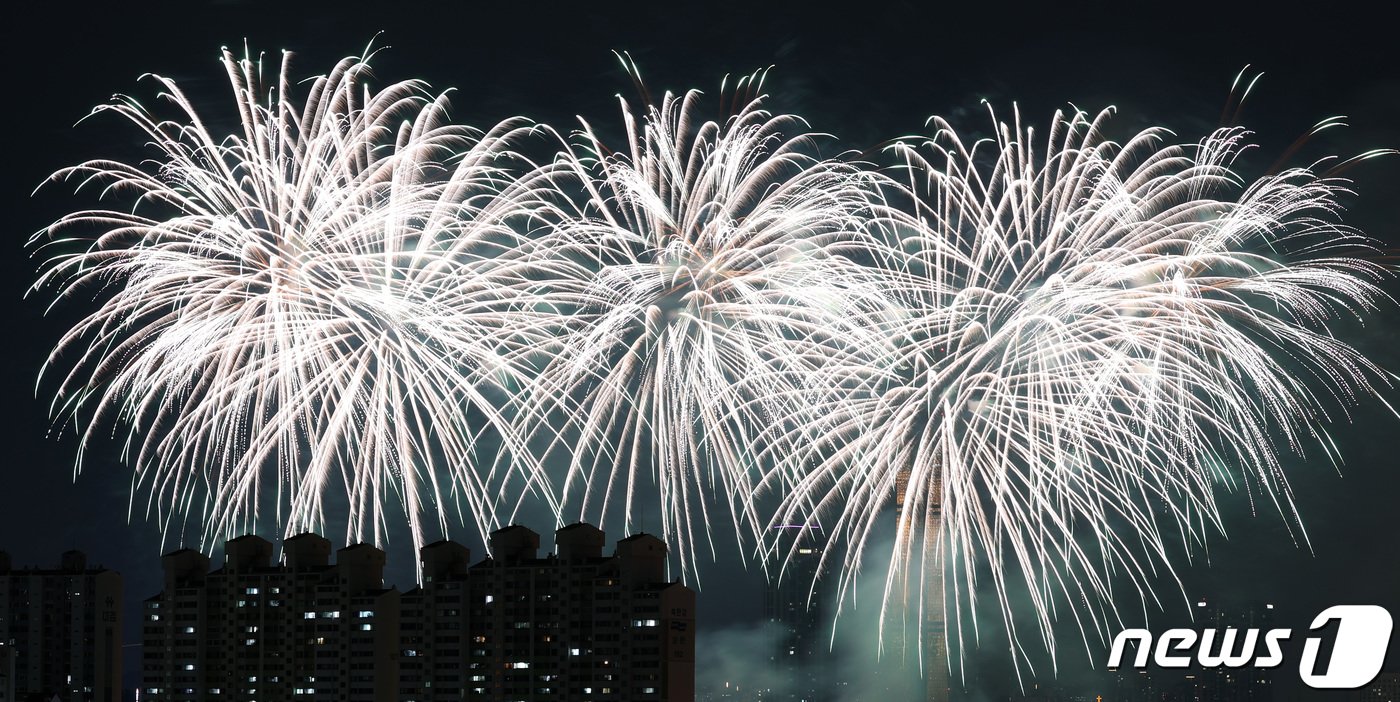 7일 오후 서울 여의도 한강공원 일대에서 열린 &#39;2023 서울세계불꽃축제&#39;에서 중국팀의 불꽃쇼가 진행되고 있다. 2023.10.7/뉴스1 ⓒ News1 김성진 기자