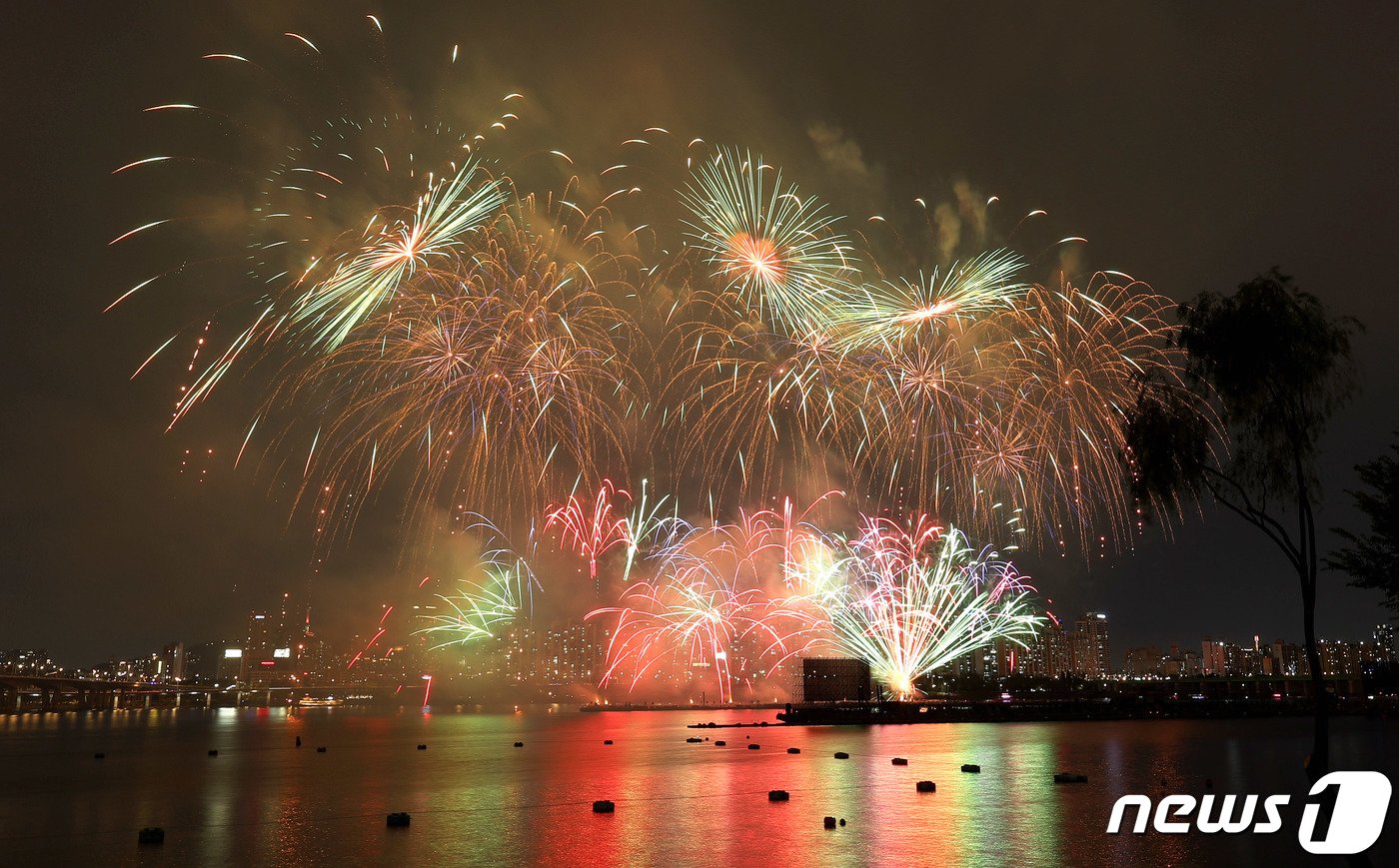 본문 이미지 - 7일 오후 서울 여의도 한강공원 일대에서 열린 '2023 서울세계불꽃축제'에서 화려한 불꽃들이 밤하늘을 수놓고 있다. 2023.10.7/뉴스1 ⓒ News1 장수영 기자